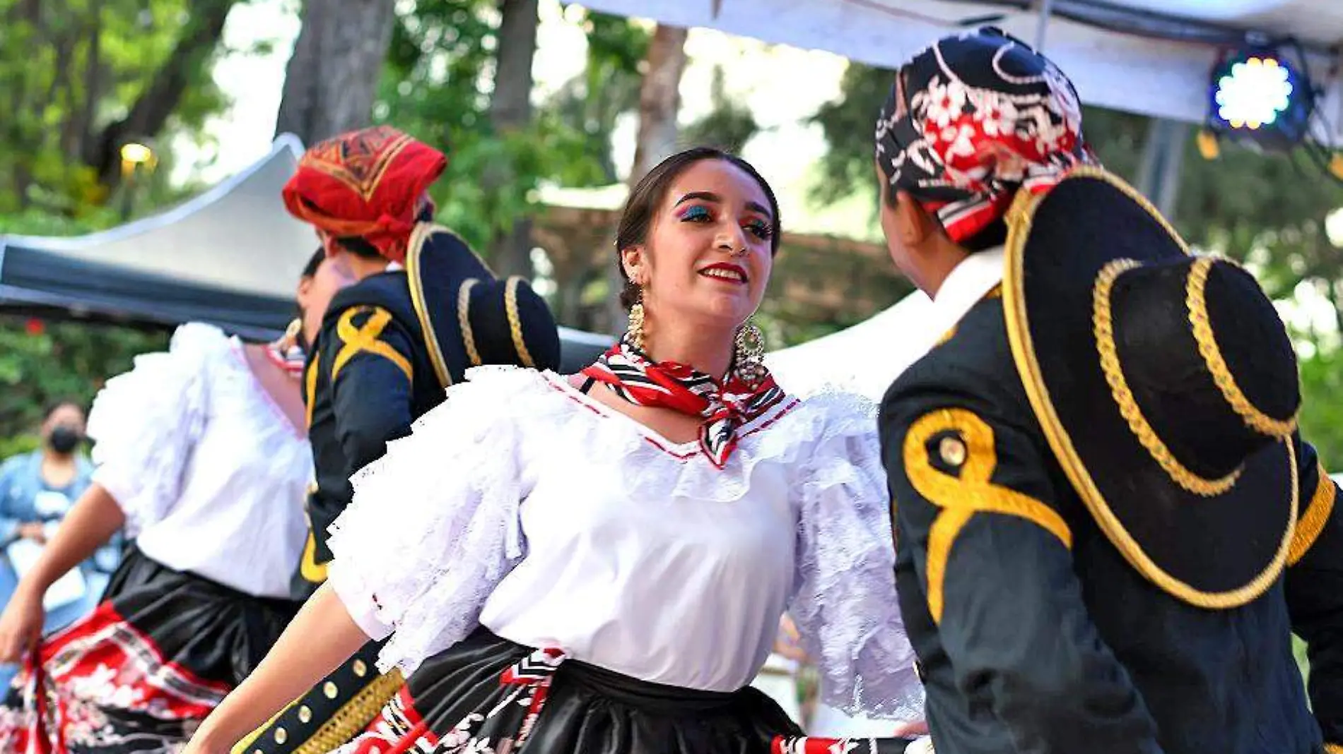 pareja de danzantes